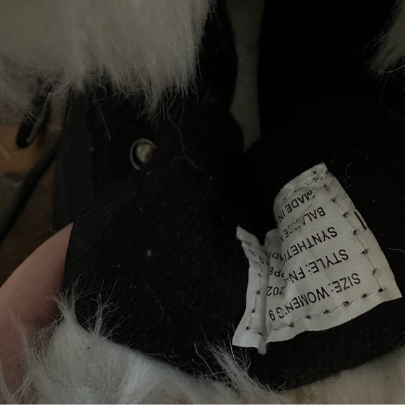 Women’s snow boots size 9 - Picture 2 of 5